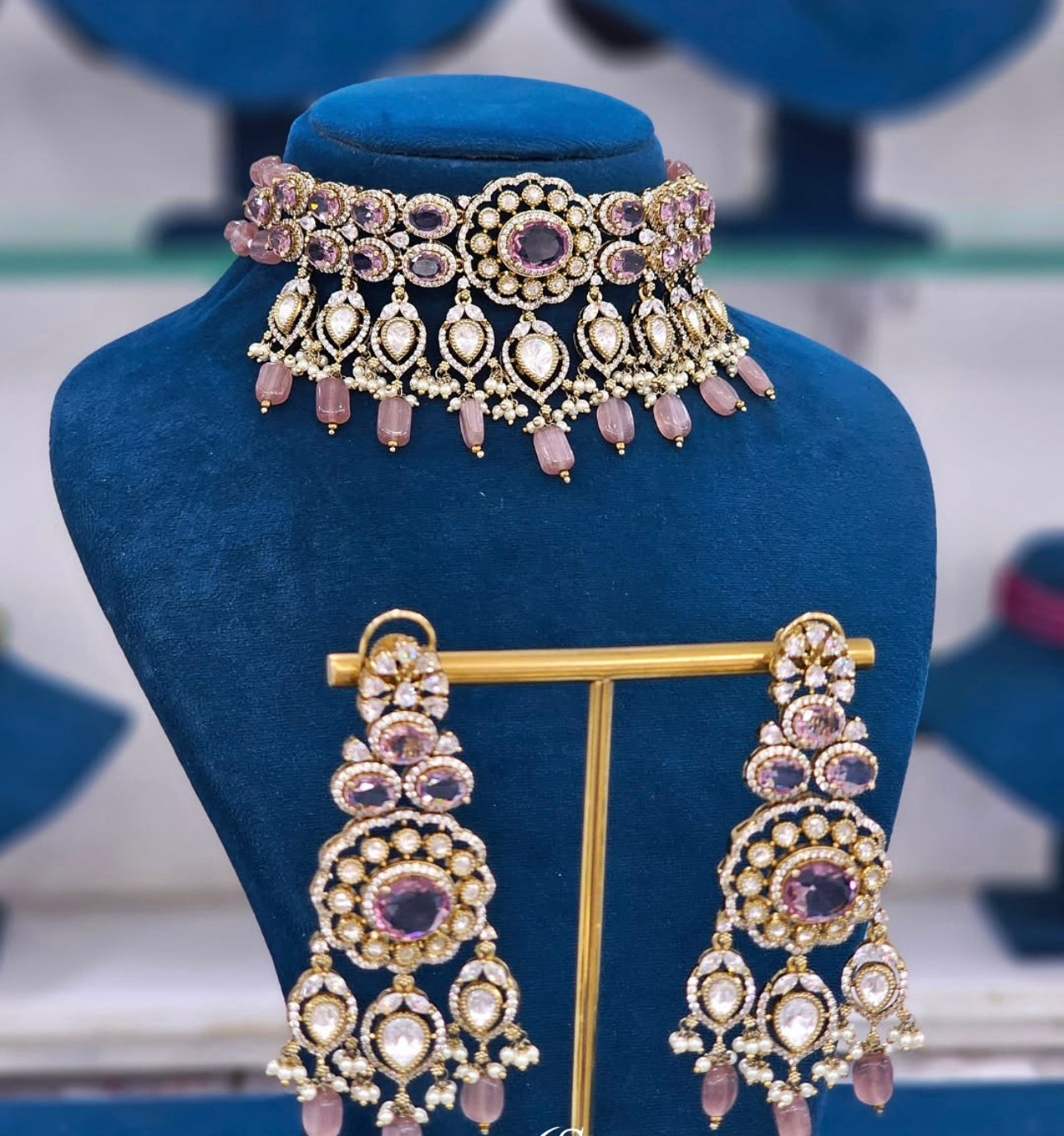 Victory Masonite Chocker with Earrings